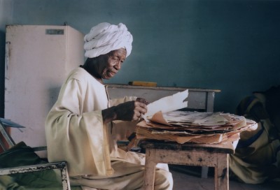 Mohamed Abdarassul editing archives with Claude Iverné for the 2005 Bamako Biennal / Nyala 2005 © Claude Iverné / Elnour